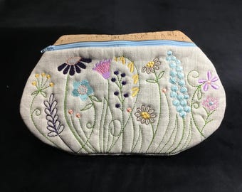 Giardino floreale ricamato 9" x 5" in lino naturale foderato con custodia decorativa in sughero.