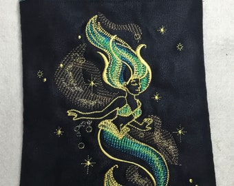 NUOVO FORMATO VERTICALE! 9 1/2 "x 6 1/2" Borsa della sirena del mare cosmico ricamata su finta pelle scamosciata nera. Borsa foderata con cerniera e tracolla.
