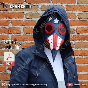 Puede incluir: Un patrón digital para una máscara de cuero rojo, blanco y azul con un pico largo y gafas rojas. La máscara está inspirada en una máscara de médico de la peste y tiene un patrón de estrellas en la parte superior. El patrón está disponible para descargar en PDF.