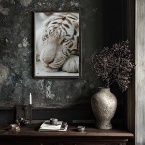 Stampa di una maestosa tigre bianca: un'arte serena e selvaggia con contrasti audaci e dettagli espressivi