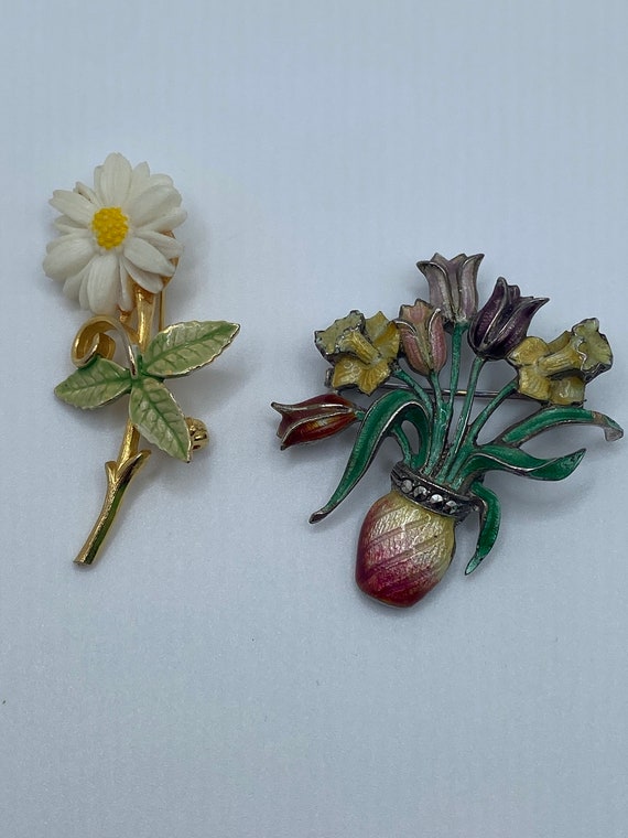 Set of 2 enamel flower pins! Perfect and dainty!