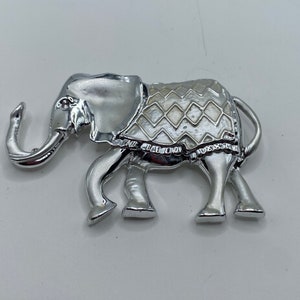 Exquisite elephant brooch!  Silvertone, patterned blanket on elephant