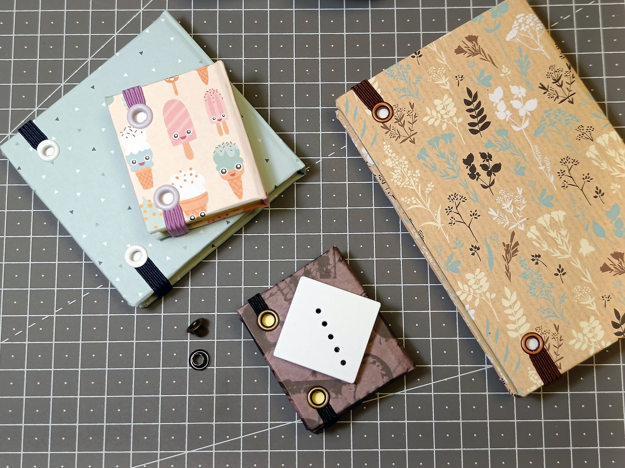 Eyelet Corner Guide Tool/ Easy Scrapbooking/ Elastic Band/ Albums Tool