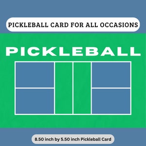 Peut inclure: Une carte de court de pickleball verte et bleue avec le mot "PICKLEBALL" en lettres blanches en haut. La carte mesure 8,50 pouces par 5,50 pouces.