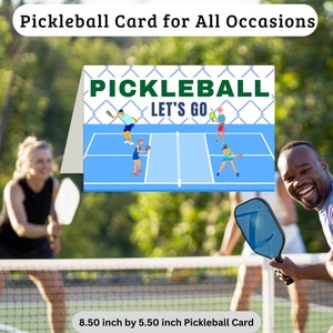 Peut inclure: Une carte de pickleball bleue et blanche avec le texte "Pickleball Let's Go" et une illustration de personnages de dessin animé jouant au pickleball. La carte mesure 8,50 pouces par 5,50 pouces.
