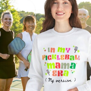 In My Era ピックルボール スウェットシャツ ピックルボール用ギフト ピックルボールをプレイするギフト お母さんへのギフト ユニセックス ヘビーブレンド™ クルーネック スウェットシャツ