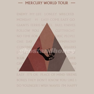 Pode incluir: Um cartaz de concerto para a turn&ecirc; mundial Mercury do Imagine Dragons. O cartaz apresenta um tri&acirc;ngulo estilizado com uma silhueta de uma pessoa caindo do c&eacute;u. O cartaz lista os t&iacute;tulos das m&uacute;sicas da banda, incluindo "Enemy", "My Life", "Lonely", "Wrecked", "Monday", "#1", "Easy Come Easy Go", "Giants Ferris Wheel", "Dull Knives", "Follow You", "Cutthroat", "No Time For", "Toxic People", "One Day", "Symphony", "Sharks", "I Don't", "Myself", "Blur", "Grow Up", "Tamed", "Higher", "Sheded", "Easy", "It's Ok", "Peace of Mind", "Sirens", "Bones", "They Don't Know You Like I", "Do Younger", "I Wish Waves", "I'm Happy". O cartaz tamb&eacute;m inclui o ano 2022.