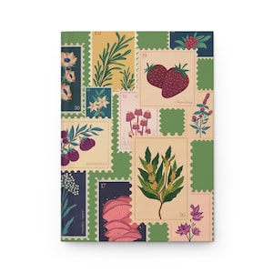 Puede incluir: Una portada de diario ilustrada de estilo vintage con un collage de ilustraciones botánicas. La portada presenta una variedad de plantas, flores y frutos, incluyendo fresas, frambuesas, champiñones y romero. Cada ilustración está enmarcada con un diseño de sello postal verde y amarillo, con números y nombres de las plantas.