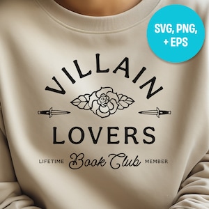 Op de afbeelding: Een beige sweatshirt met een zwart grafisch ontwerp met de tekst "Villain Lovers Book Club Member" met een roos en dolken.