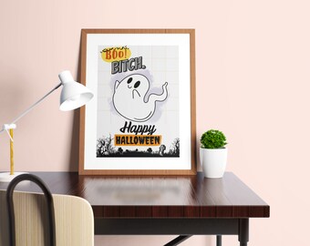 以下が含まれることがあります： 白い幽霊とオレンジと黒のテキスト「Boo! Bitch. Happy Halloween」が書かれた額装されたハロウィンプリントです。