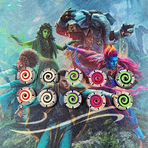 Puede incluir: Ilustración artística con múltiples pines circulares con la palabra "STUN" en los bordes. Cada pin tiene un diseño en espiral en varios colores, incluyendo rojo, verde y negro. El fondo representa personajes de fantasía en colores vibrantes.
