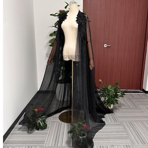 Gothic Black Cape with Wigs, Vampire Black Cape Silk Chiffon White Cloak for Cosplay Party Robe 4 Colors Vintage Halloween Witch Cloak