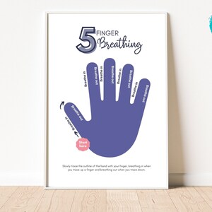Op de afbeelding: Een afdrukbare poster met een paarse handomtrek en de tekst "5 Finger Breathing". De poster laat zien hoe je ademhalingsoefeningen kunt oefenen door de handomtrek met een vinger te traceren en in te ademen wanneer je omhoog traceert en uit te ademen wanneer je naar beneden traceert.