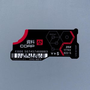 以下が含まれることがあります： 黒い長方形のステッカーで、赤のアクセントがあり、CORP、CODE 567457468883、DS4 17743 822-5、PROTOTYPE 17743 822-5、S/N 48-1508Fの文字が記載されています。バーコード、日本語の文字、赤いロゴ、幾何学的な六角形の線画が含まれています。