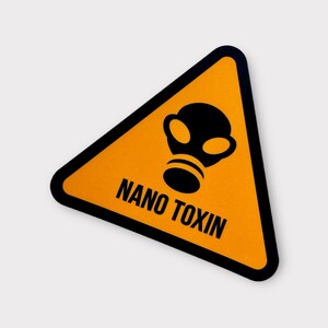 Autocollant en vinyle nano-toxine | Décalcomanie triangulaire premium d'avertissement de danger, résistant aux intempéries, gaming, ordinateur portable, industrie, voiture, bouteille, extérieur, science-fiction