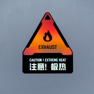 Könnte beinhalten: Ein dreieckiger Warnaufkleber mit schwarzem Rand und einem rot-orangen Farbverlauf. Er zeigt ein schwarzes Flammensymbol, den Text EXHAUST sowie den Text CAUTION ! EXTREME HEAT, gefolgt von chinesischen Schriftzeichen in Weiß auf schwarzem Grund.