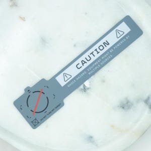 Autocollant en vinyle présentant un risque d'électrocution | Sticker d'avertissement premium Cyberpunk Tech | Ne pas éteindre la cible | Ordinateur portable, voiture, jeux vidéo, bouteille, science-fiction