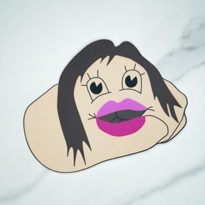 Puede incluir: Ilustración de estilo caricatura de una cara con cabello negro, ojos grandes y labios de color rosa brillante. La cara tiene un tono de piel claro. El fondo es blanco.