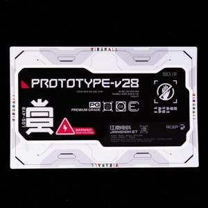 Könnte beinhalten: Ein rechteckiger Aufkleber mit schwarzer Mitte und weißem Text, der PROTOTYPE-v28, PREMIUM GRADE und WARNING! HIGH VOLTAGE liest. Er enthält ein rotes Blitzsymbol, ein Symbol für Berührungsverbot und chinesische Schriftzeichen auf weißem Rand.