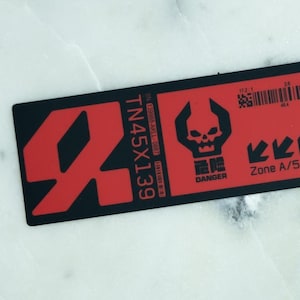 Sticker vinyle cyberpunk Zone de danger | Sticker technique de science-fiction Red Skull Warning Premium 1,5 x 5,5 pouces résistant aux intempéries et aux UV | Ordinateur portable, voiture, bouteille