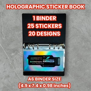 Puede incluir: Una carpeta negra A6 que mide 12,45 por 18,8 por 2,49 cm, con 25 pegatinas en 20 diseños. El texto dice HOLOGRAPHIC STICKER BOOK, 1 BINDER, 25 STICKERS, 20 DESIGNS y A6 BINDER SIZE. Se ve una pegatina holográfica en el interior.