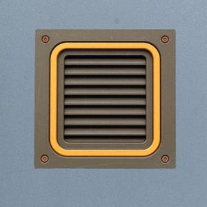 Puede incluir: Una rejilla de ventilación cuadrada con un marco gris oscuro, un borde interior amarillo brillante y lamas horizontales. La rejilla está montada sobre una superficie plana de color azul claro y asegurada en cada esquina con un tornillo de color cobre.