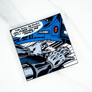 Puede incluir: Impresión artística de cómic cuadrado que representa una figura robótica tocando un teclado. La obra de arte está en tonos de azul, gris y negro, con el texto "THEY SHALL BE POWER-LESS CLODS--AND DOOM SHALL CONTROL THE WORLD!" en un bocadillo.