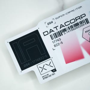 Sticker vinyle cyberpunk DATACORP super-condensateur | Décalcomanie technique de science-fiction premium 2,9 x 5,5 po., résistante aux intempéries et aux UV, pour ordinateur portable, voiture, bouteille, jeu