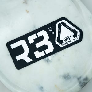 Sticker vinyle cyberpunk Attention R3 | Sticker technique de science-fiction noir et blanc haut de gamme | ordinateur portable, voiture, jeux, extérieur, bouteille | Art d'avertissement futuriste