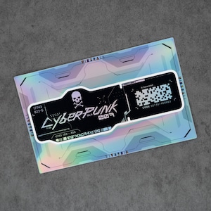 Könnte beinhalten: Ein rechteckiger Aufkleber mit holografischem Finish und einer schwarzen, gestanzten Auflage. Der schwarze Bereich zeigt einen weißen Totenkopf, den Text CYBERPUNK 007, einen QR-Code und den Text AI Generated CODE 567457468883.