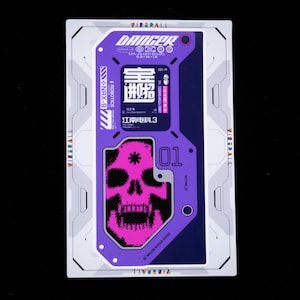 Puede incluir: Una pegatina rectangular con un diseño futurista en morado y azul oscuro con un gráfico central de una calavera pixelada rosa. La pegatina incluye texto técnico como DANGER, NRX-9 y varios símbolos sobre un borde blanco con el texto VIZERALL.