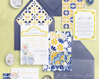 Op de afbeelding: Een blauwe en witte envelop met een geel en blauw patroon. De envelop is geadresseerd aan "Katherine Hager en Justin Travis" met de datum "Zaterdag, de achtste juli tweeduizenddrieëntwintig". De uitnodiging is voor een bruiloft in Positano, Italië. De uitnodiging bevat ook een sectie "Een paar tips" met informatie over het trouwweekend.