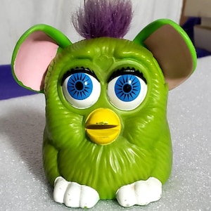 Zabawka z Happy Meal McDonald's z 1998 r.: Rzadki zielony Furby z fioletowymi włosami – kolekcjonerska nostalgia!