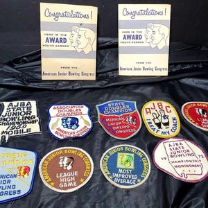 Könnte beinhalten: Eine Sammlung von Vintage-Aufnähern des American Junior Bowling Congress und zwei Papier-Auszeichnungskarten. Die Aufnäher haben verschiedene Formen, Farben und Texte wie League Champion, State Doubles Champion und Most Improved Average.