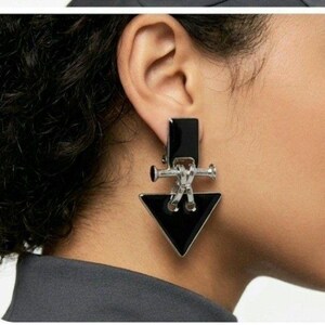 Vtg 80s Geometric Clip-On Earrings Silver Black Enamel Triangle Après-Ski Retro