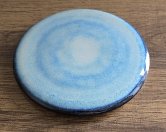Ręcznie robiona niebieska ceramiczna podstawka pod napój – Jasna kamionkowa podkładka pod napój – Minimalistyczny wystrój domu z ceramiki