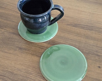 Ręcznie robiona zielona ceramiczna podstawka – kamionkowe podstawki pod napoje – nowoczesna ceramika stołowa – minimalistyczny wystrój domu – prezent na parapetówkę