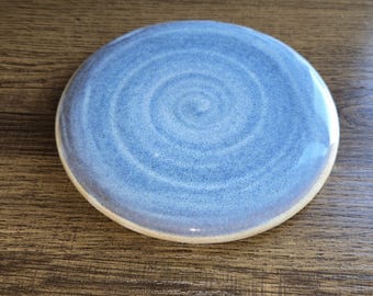 Ręcznie robiona ceramiczna podstawka – kamionka w kolorze nieba | Minimalistyczny prezent na herbatę i kawę | Mała partia ceramiki