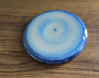 Ceramiczna podstawka pod napój w kolorze niebieskim – szkliwiona kamionka – wyjątkowa dekoracja domu z ceramiki | prezent na parapetówkę