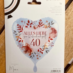 Könnte beinhalten: Ein herzförmiger Ballon mit floralen Akzenten und dem Text "ALLES LIEBE zur Rubinhochzeit 40". Der Ballon ist hellblau mit roten und rosa floralen Designs. Die Verpackung enthält auch den Text "premiolcon" und "DESIGNED BY Mona". Der Ballon misst 43cm.