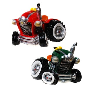 Könnte beinhalten: Zwei Spielzeug-Traktor-Sparschweine, eines rot und eines grün. Beide haben ein Retro-Design mit Chrom-Akzenten und großen Rädern.