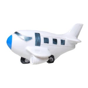 Könnte beinhalten: Ein weißes Spielzeugflugzeug mit blauen Akzenten und vier Fenstern. Das Flugzeug hat schwarze Räder und steht auf einem weißen Hintergrund.