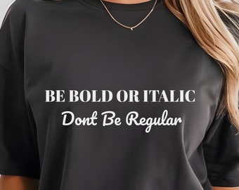 Lustiges Zitat Shirt, sei mutig oder kursiv Unisex Garment-Dyed-T-Shirt, trendiges T-Shirt, grafisches T-Shirt für kreative Seelen, perfektes Geschenk für Schriftsteller
