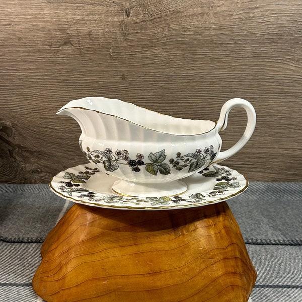 Vintage Fine Bone China Gilded Royal Worcester Lavinia Z2821 Gravy Sauce Boat with Saucer Plate Stand | Collectible English Art Kitchenalia