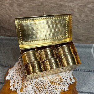 Servilleteros vintage de latón dorado martillado a mano en una pequeña caja de lata con tapa a juego. Juego de 6. Cenas rústicas de estilo MCM.
