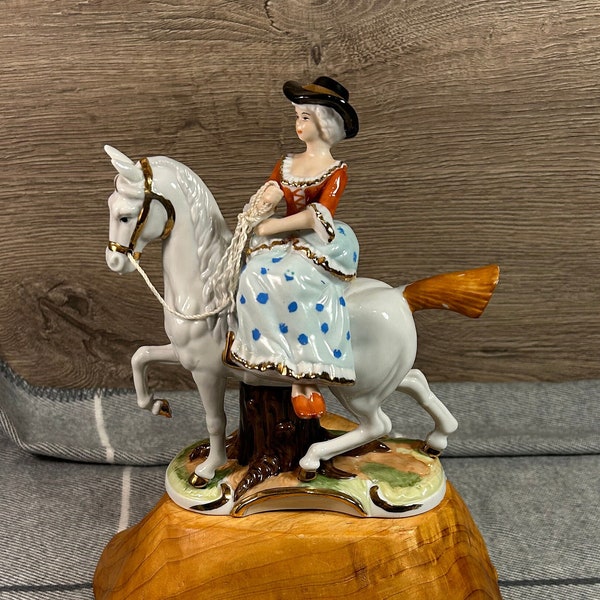 statue équestre vintage en porcelaine dorée avec une dame édouardienne assise sur un cheval blanc | Figurine animale à base ovale | Style de maison d'époque