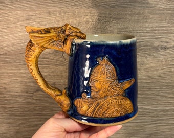 Vintage Stonebridge aardewerk handgemaakte zware blauw geglazuurde steengoed Dragon Master Barware mok | Kerkers en draken | Oude middeleeuwse mannengrot