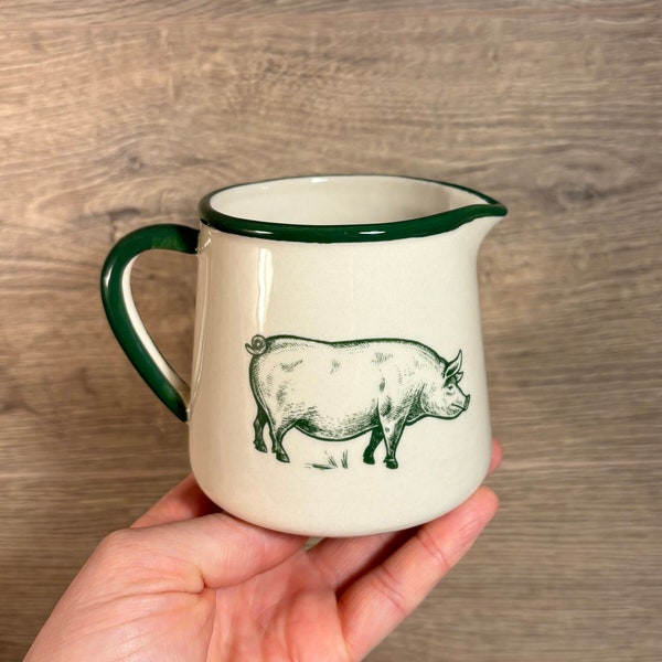 Petit pot à crème crème et cochon de ferme vert traditionnel Gisela Graham Preloved avec anse | Cochon et porc Kitchenalia | Porcelets de porcelet