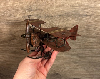 Vintage estaño metal hélice ligero pequeño avión biplano / viejos recuerdos de aviación coleccionables / aviones, aeronáutica y viajes aéreos