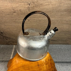 Petite bouilloire de camping décorative en aluminium poli, rustique, rouillé et patiné, vintage des années 1960 avec poignée fixe | Le vieux pouvoir des fleurs